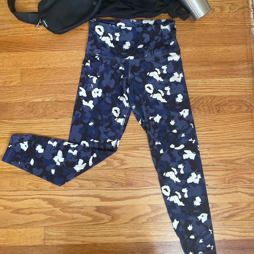 Old Navy Active High Waisted PowerPress 7/8 length legging, Floral, Small Petite